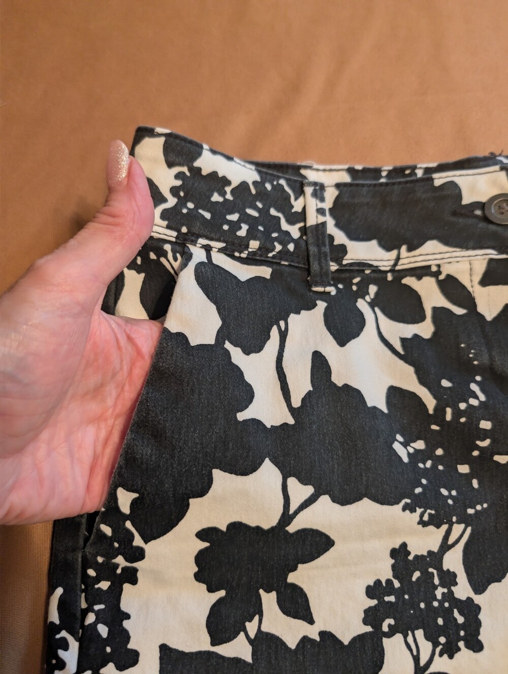 The Limited Basic Tailored Shorts- Black and White Floral - Picture 5 of 12